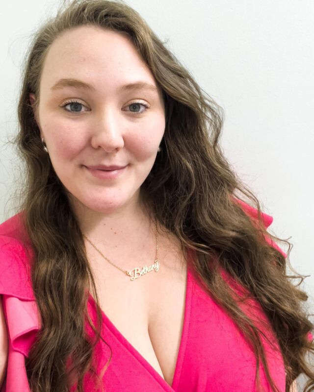 ✨ 2 5 ✨

Sitting and thinking about goals I’d like to achieve for this next year… Do you make birthday goals for yourself? Mine are sort of like my version of New Year’s Resolutions!

#birthday #25thbirthday #celebrate #blogger #smallblogger #discoverunder5k #amazonfashion #amazon #kitsch #macys #pearlearrings #namenecklace #heatlesscurls #pinkdress