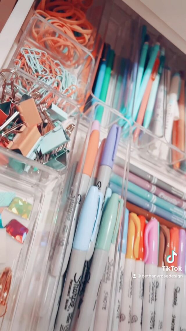 Desk organization 😍 Getting ready for the new year and staying motivated with my new home office! More organization pics and vids to come ❤️✨ 

#office #organize #homeoffice #getorganized #desk #desksetup #deskorganization #wfh #workfromhome #officetour #desktour #stationery #beauty #fashion #lifestyle #smallblogger #discoverunder5k #discoverunder10k